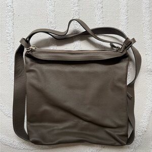 Chic Leather Crossbody Bag - Taupe